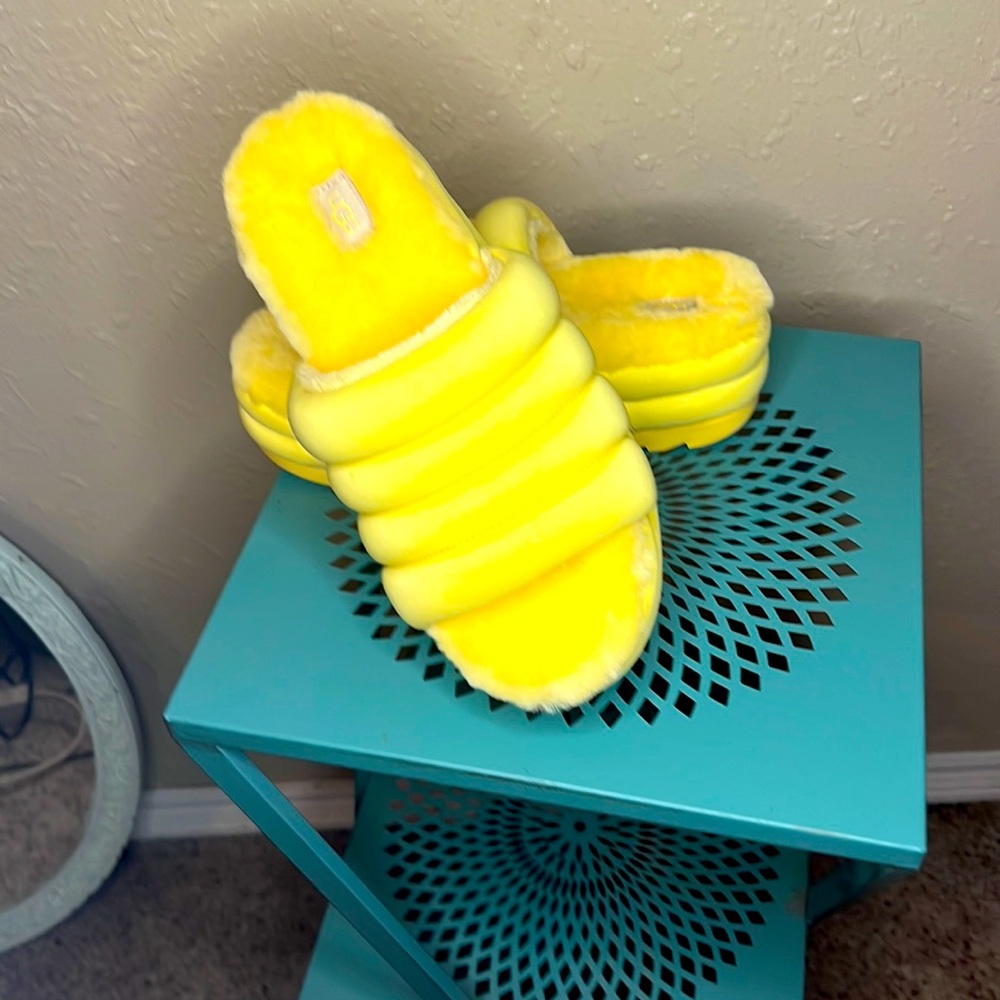 UGG NWOT size 9 women’s Yellow